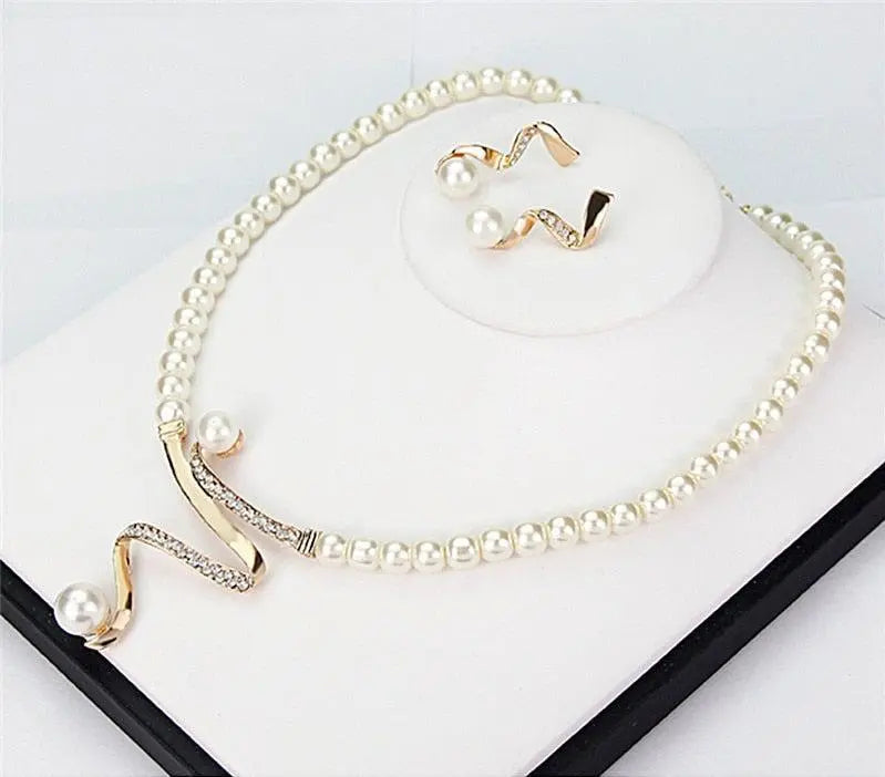 Set collana e orecchini con perle naturali