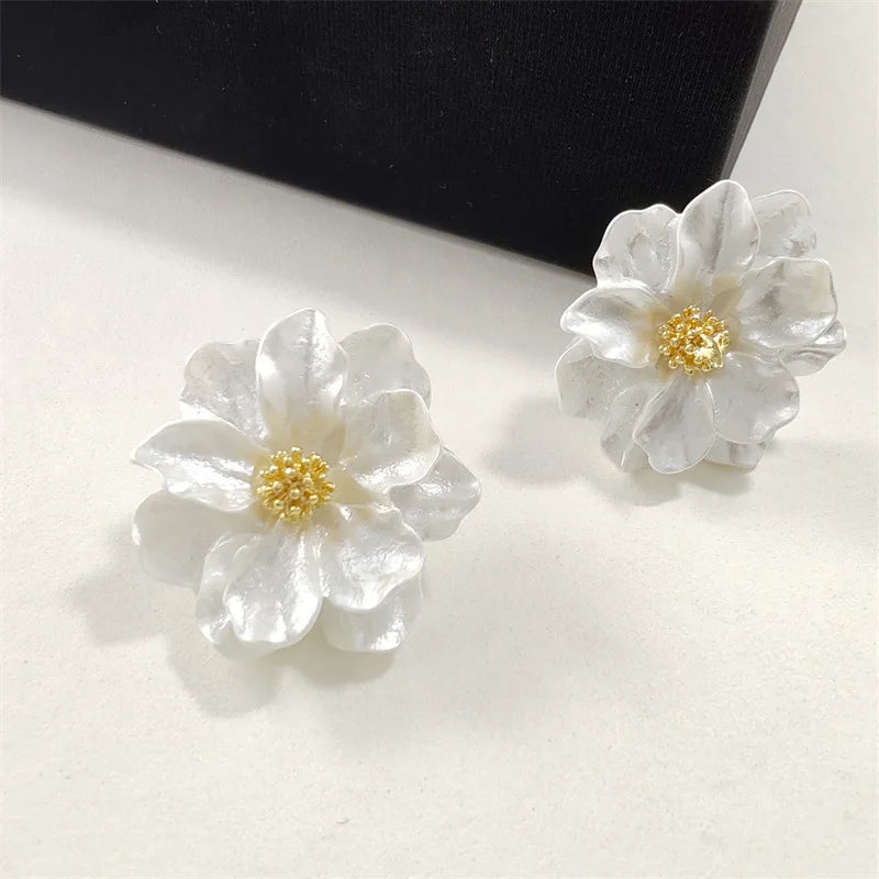 Orecchini a Bottone Chic a Fiore in Acrilico Bianco