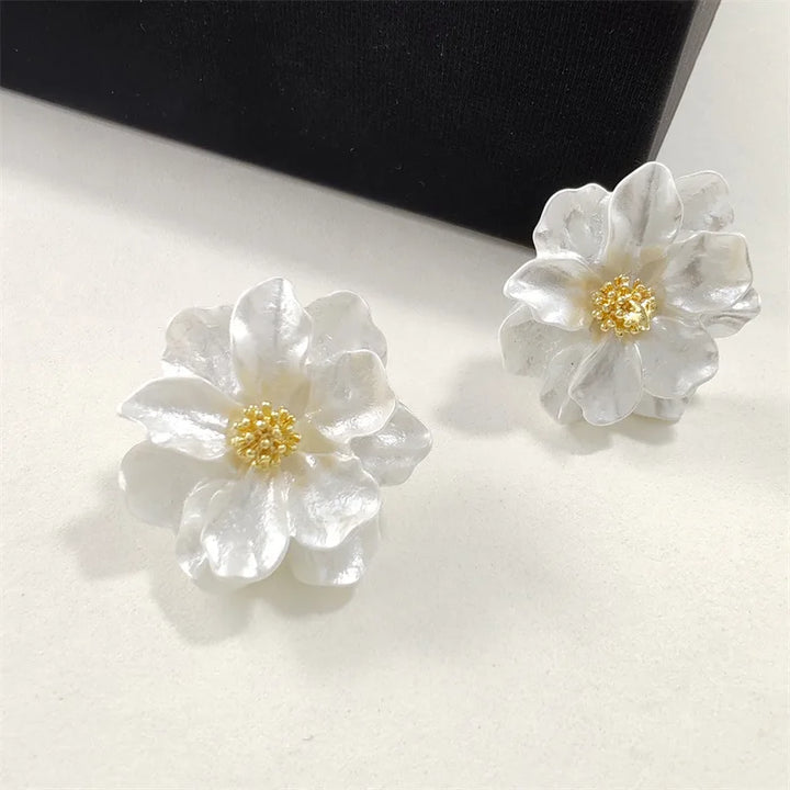 Orecchini a Bottone Chic a Fiore in Acrilico Bianco