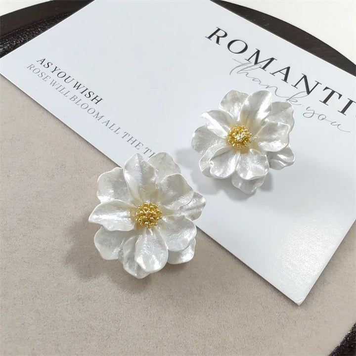 Orecchini a Bottone Chic a Fiore in Acrilico Bianco