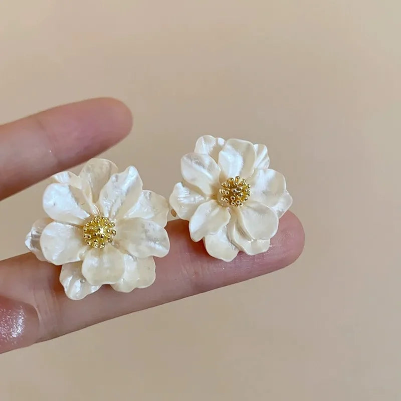 Orecchini a Bottone Chic a Fiore in Acrilico Bianco