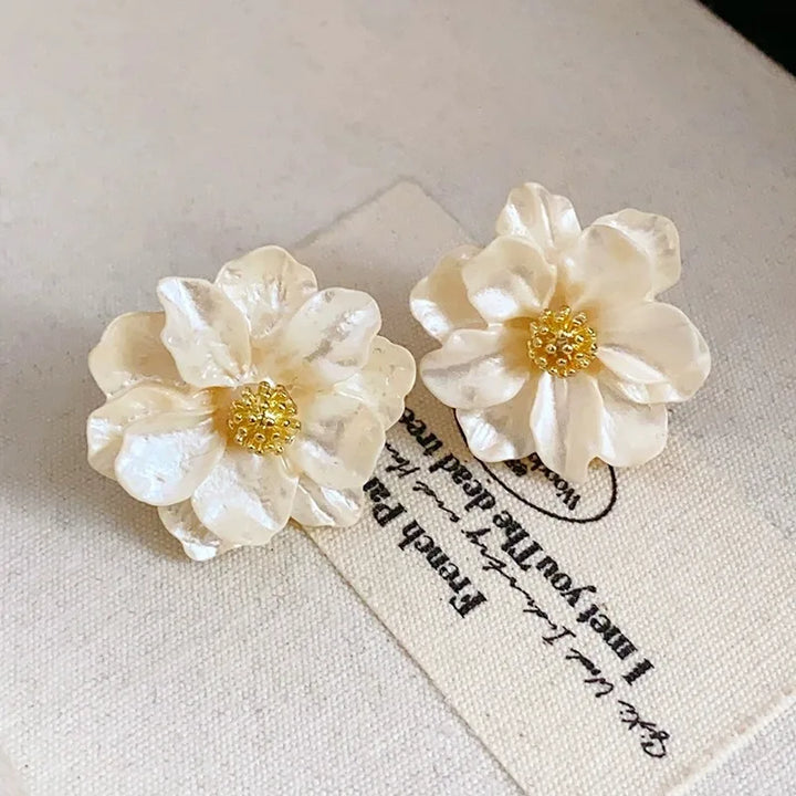 Orecchini a Bottone Chic a Fiore in Acrilico Bianco