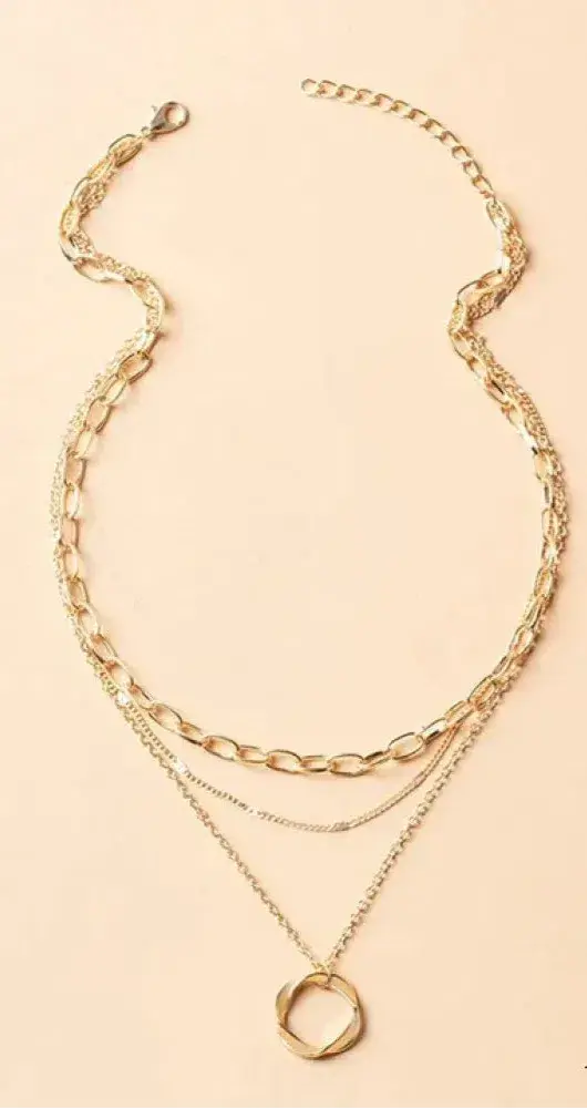 Collana classica in oro a strati con ciondolo